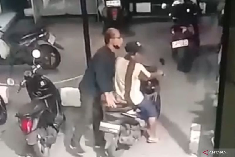 ngaku-polisi-polda-pria-diduga-hipnotis-ojek-di-spbu-makasar-jaktim