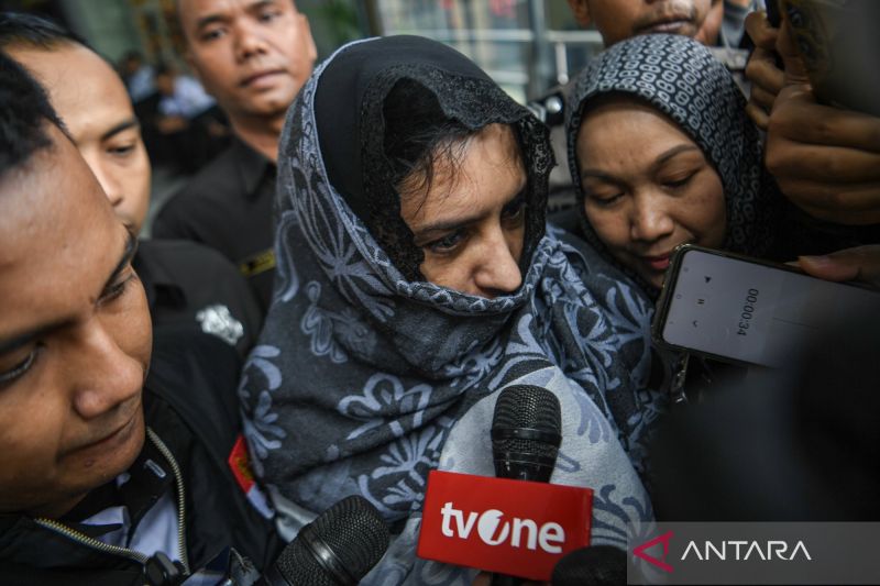 KPK mengumumkan Bupati Pekalongan Fadia Arafiq jadi tersangka tunggal