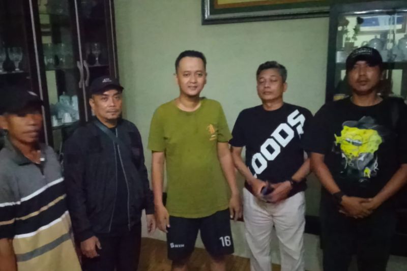 penempel-stiker-judol-di-pesanggrahan-dibayar-rp100-ribu-sekali-sebar