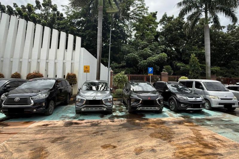 KPK menyita lima mobil terkait dugaan korupsi Ditjen Bea Cukai Kemenkeu