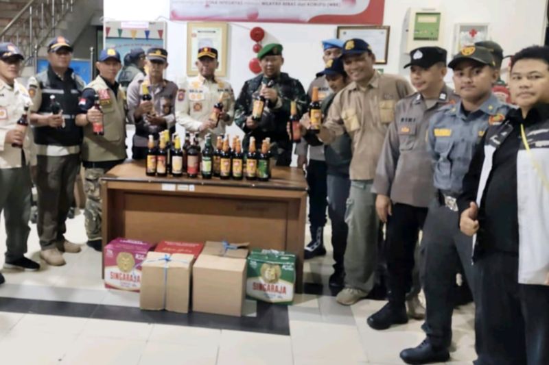 satpol-pp-jaksel-sita-86-botol-miras-ilegal-selama-ramadhan