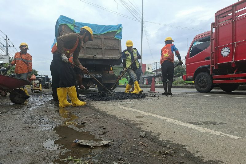 5721-lubang-di-jalan-nasional-lampung-sudah-ditutup-jelang-lebaran