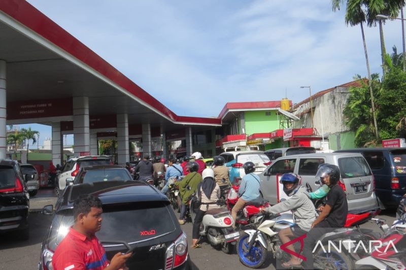 antrean-panjang-pembelian-bbm-terjadi-di-sejumlah-spbu-jember