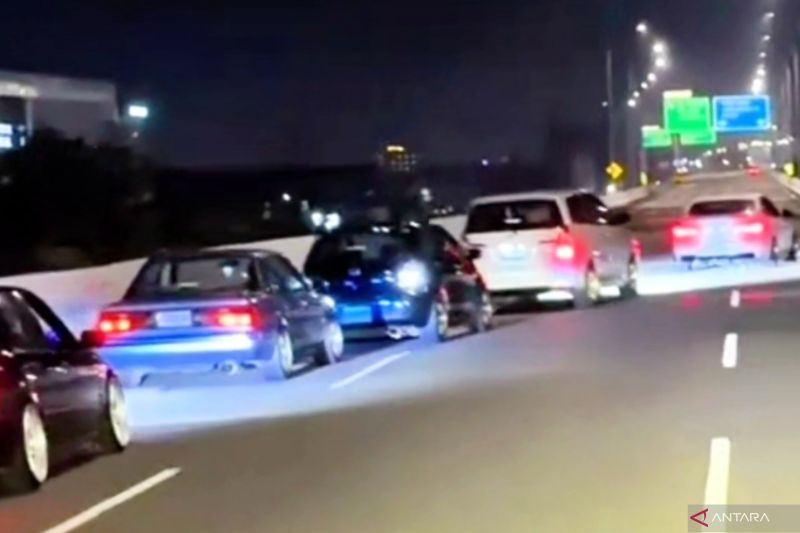 polisi-tegur-pengemudi-mobil-yang-atraksi-di-tol-becakayu