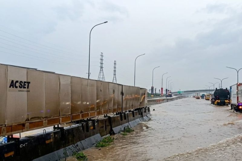 tol-jakarta-tangerang-sempat-tergenang-akibat-curah-hujan-tinggi