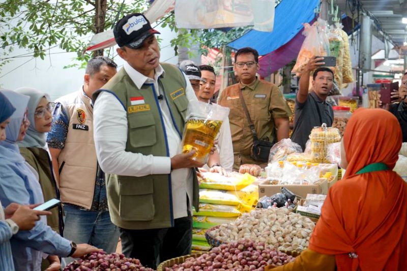 bulog-pastikan-stok-beras-minyak-goreng-aman-hingga-akhir-tahun