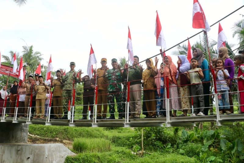 tni-bangun-jembatan-garuda-untuk-dongkrak-ekonomi-warga-baros