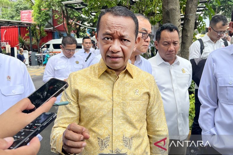 Bahlil akan beri insentif konversi motor bensin jadi listrik