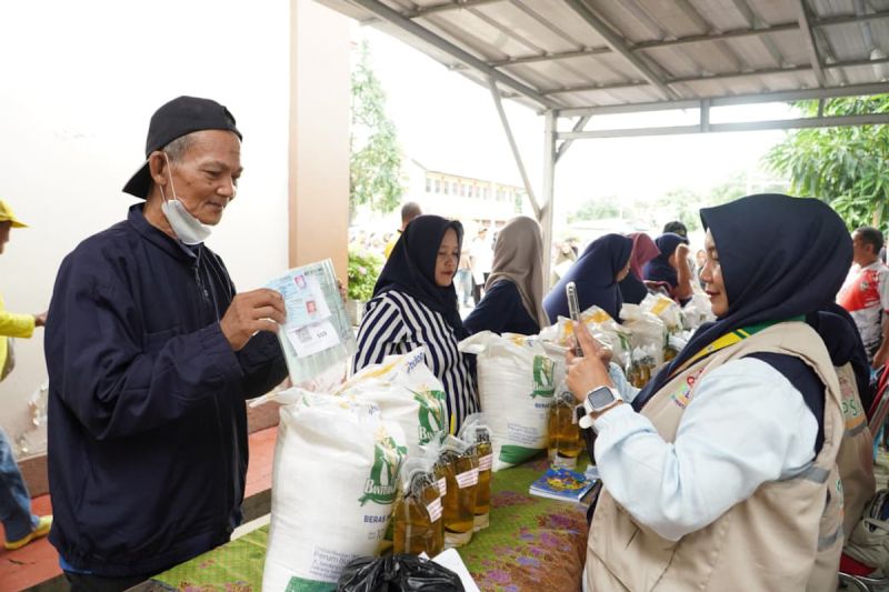 pemerintah-mulai-salurkan-bantuan-beras-minyak-goreng-jelang-lebaran