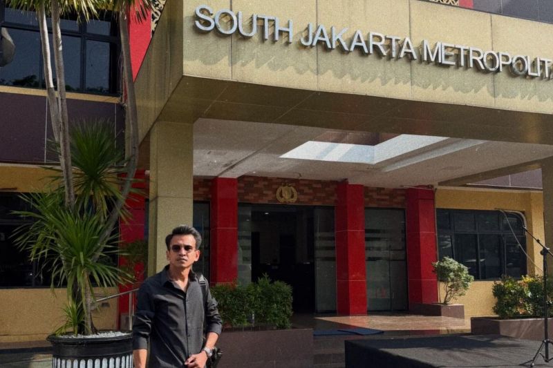 adam-deni-datangi-polres-jaksel-untuk-serahkan-bukti-kasus-skyholic888