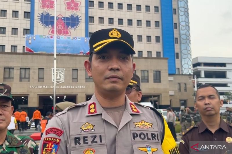 polrestro-jakbar-persilakan-pemudik-titip-kendaraan-di-kantor-polisi