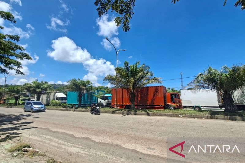 antrean-truk-tujuan-sumatera-mengular-tunggu-masuk-pelabuhan-ciwandan