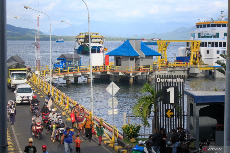 asdp-37877-pemudik-menyeberang-dari-bali-ke-jawa-pada-h-8-lebaran