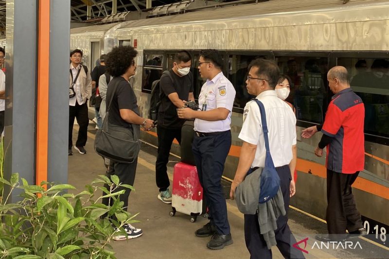 kai-daop-2-bandung-layani-60604-penumpang-di-h-7-lebaran-2026