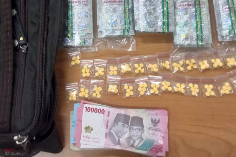 polisi-tangkap-pengedar-obat-keras-di-sekitar-stasiun-tanah-abang