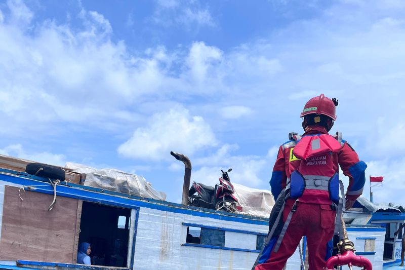 Penumpang dievakuasi dari kapal rusak di perairan Pulau Karang Beras