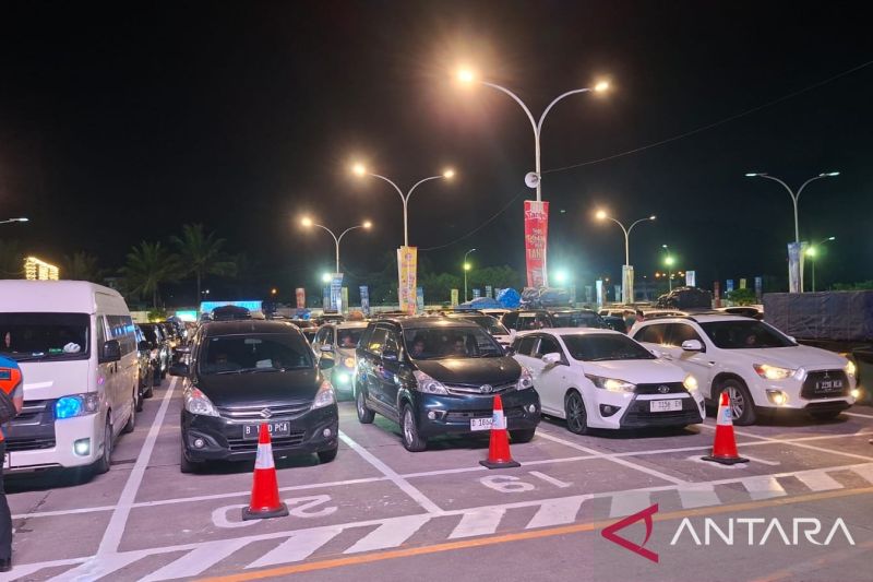 Kendaraan pemudik mulai padati Pelabuhan Merak pada Minggu dini hari