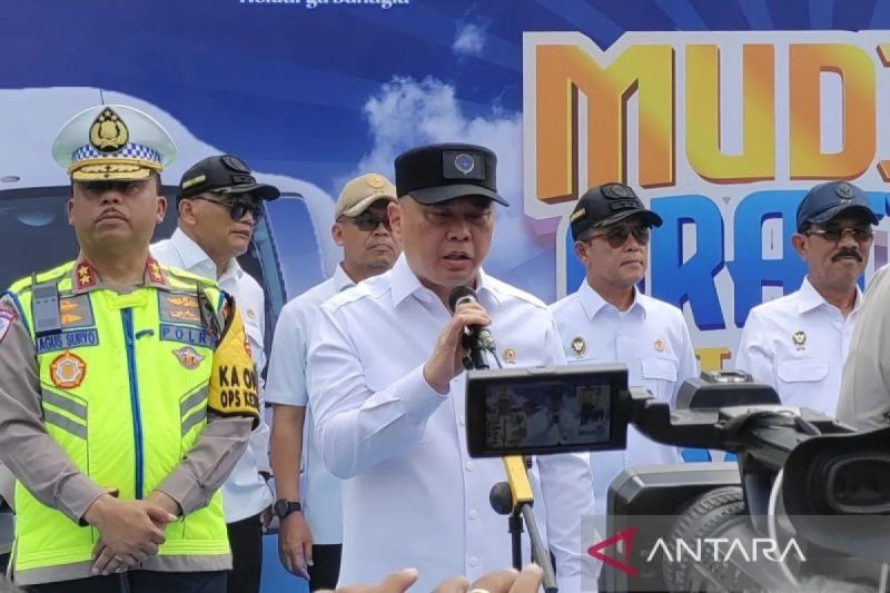 menhub-sebut-maklumi-sorakan-pemudik-saat-pantauan-di-ketapang