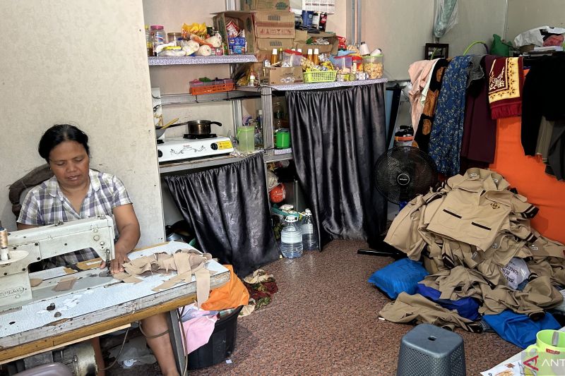 penyintas-bencana-banjir-agam-jaga-geliat-ekonomi-dari-huntara