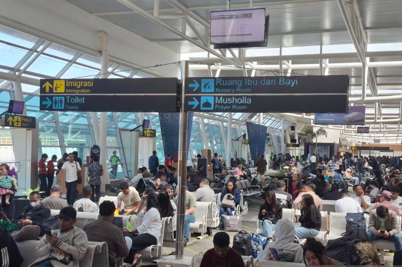 Pemudik yang melintas melalui Bandara El Tari Kupang naik 27 persen