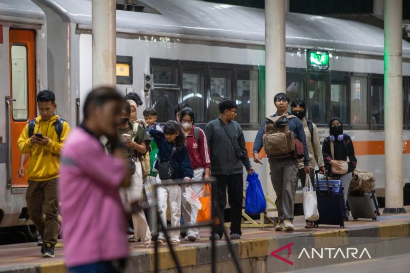 kai-catat-136-ribu-penumpang-tiba-di-cirebon-hingga-h-1-lebaran