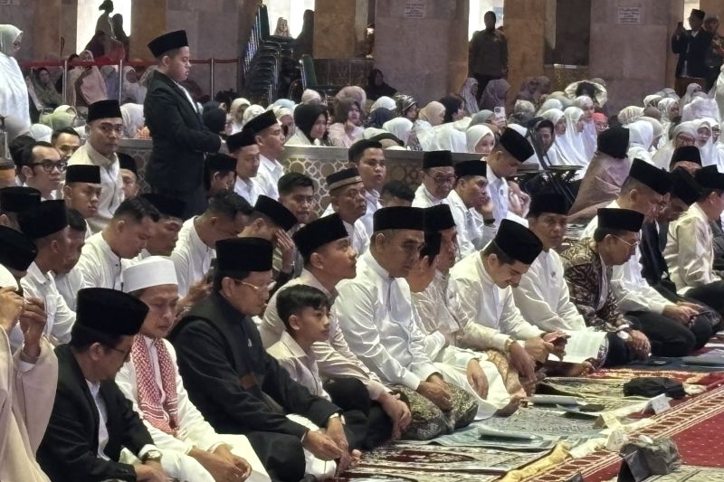 Wapres shalat di Masjid Istiqlal bersama Jan Ethes dan menteri