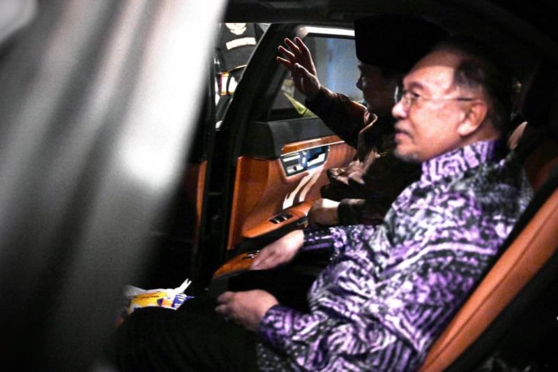 Satu mobil, Prabowo antar langsung kepulangan Anwar Ibrahim ke Halim