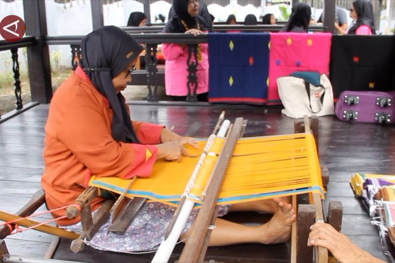 pemprov-kaltim-dorong-regenerasi-penenun-desa-wisata-tenun-samarinda