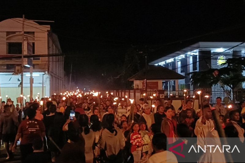 Ribuan jemaat GKI Petrus Waena pawai obor fajar Paskah