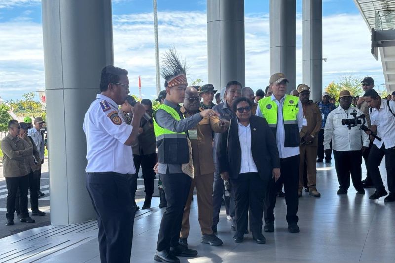 gibran-tinjau-bandara-nabire-yang-kini-dapat-didarati-pesawat-boeing