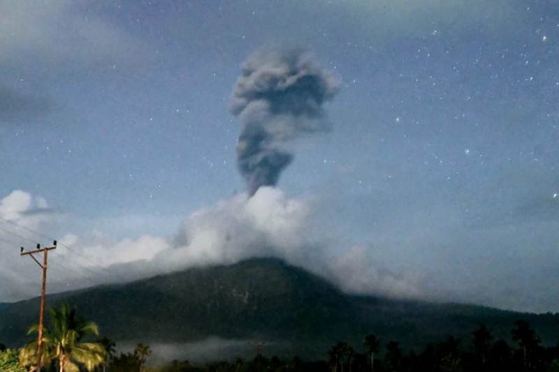 Gunung Lewotobi Laki-Laki alami erupsi setinggi 1.500 meter