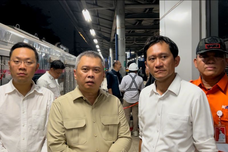 menhub-kawal-proses-evakuasi-korban-tabrakan-kereta-di-bekasi-timur