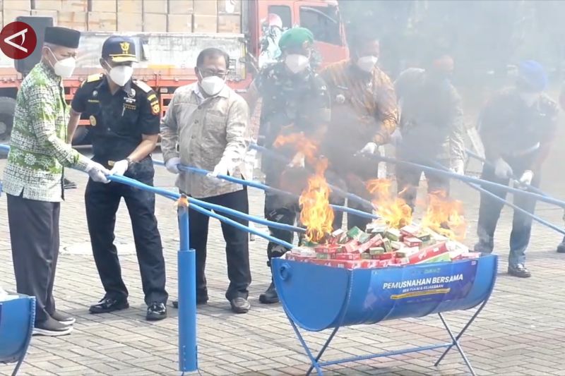 djbc-banten-musnahkan-jutaan-batang-rokok-ilegal-senilai-rp3481-m