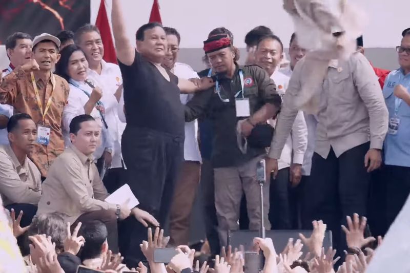 Prabowo lempar baju ke buruh saat May Day di Monas