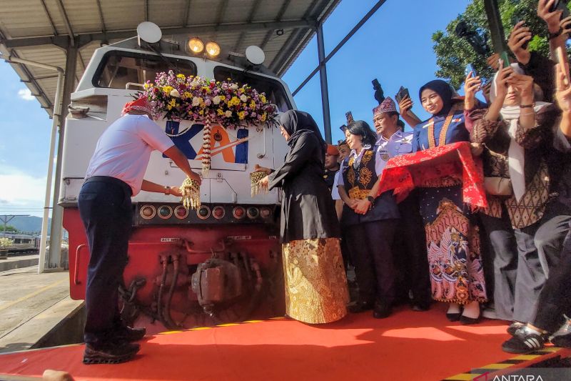 bupati-lepas-keberangkatan-perdana-kereta-relasi-banyuwangi-bandung