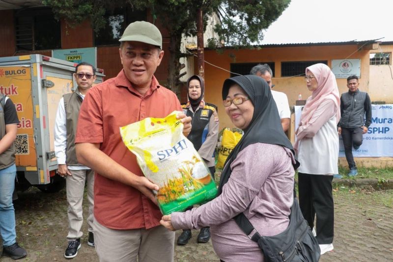 dkpp-bandung-distribusikan-beras-dan-minyak-goreng-kepada-146232-kpm