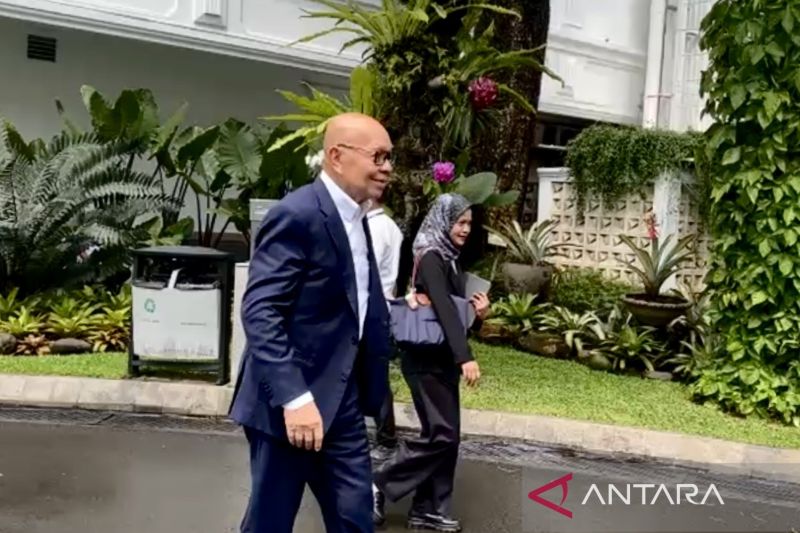 Prabowo memanggil Dirut Garuda dan Mendiktisaintek ke Istana Senin siang