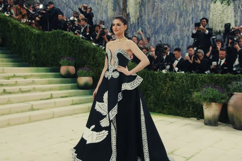 Anne Hathaway kenakan gaun lukis tangan di Met Gala 2026