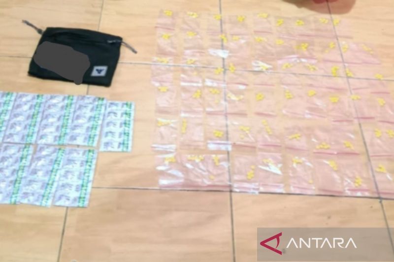 polisi-ungkap-dan-sita-ratusan-butir-hasil-peredaran-obat-keras-di-cikarang