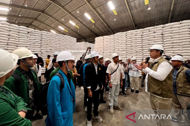 dirut-bulog-ajak-bem-si-pastikan-kondisi-rill-stok-beras-di-gudang