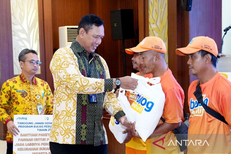 bulog-berbagi-162-paket-sembako-ke-pekerja-kebersihan-jakarta