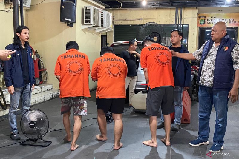 polisi-tangkap-tiga-penadah-dengan-225-ponsel-hasil-curian-di-bekasi
