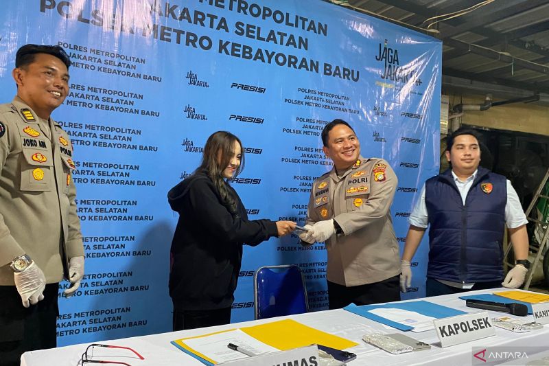 polisi-sebut-istri-pelatih-persija-jadi-korban-pencurian-iphone