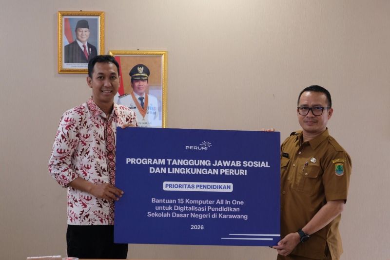 peruri-salurkan-bantuan-pendidikan-untuk-15-sekolah-di-karawang