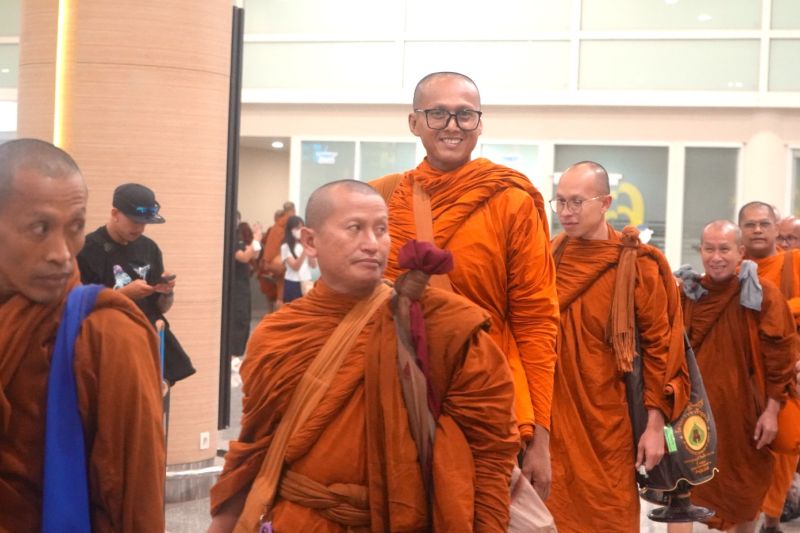 Bandara Bali sambut biksu kampanye perdamaian dari tiga negara