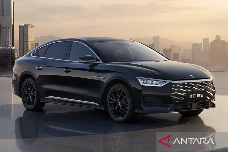 byd-linghui-e9-dengan-flash-charging-resmi-dibanderol-mulai-rp385-juta