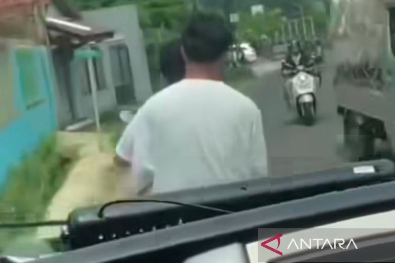 polisi-tangkap-pria-yang-merusak-dan-halangi-ambulans-di-depok