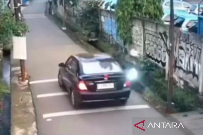 polisi-selidiki-pengemudi-mobil-yang-tabrak-motor-hingga-masuk-selokan