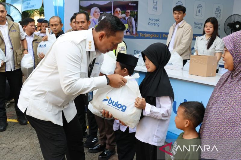 bulog-bagikan-1000-paket-sembako-gratis-dan-gpm-peringati-hut-ke-59