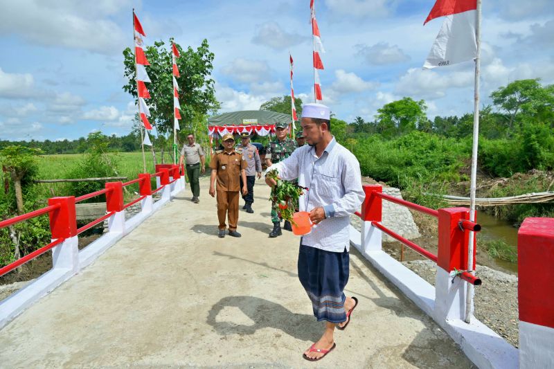 tni-rampungkan-jembatan-akses-pertanian-warga-di-aceh-bantuan-presiden